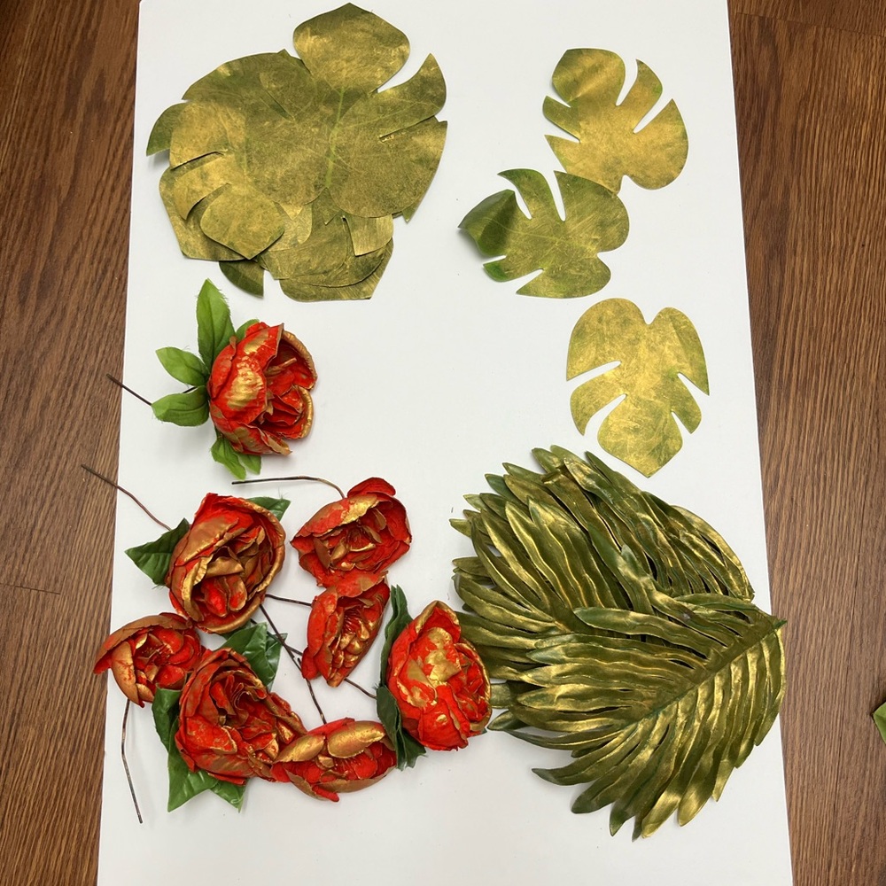 gorgeous ⚜️🌿🌺⚜️ faux tropical leaf and red flowers with gold decor
